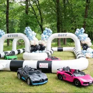 Racebaan met elektrische kinderauto's